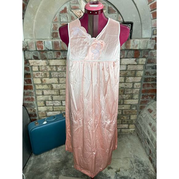 Vanity fair satin nightgown scalloped collar peach - Picture 1 of 10